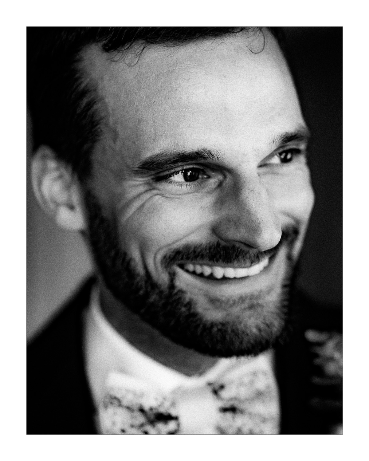 portrait marié en noir et blanc